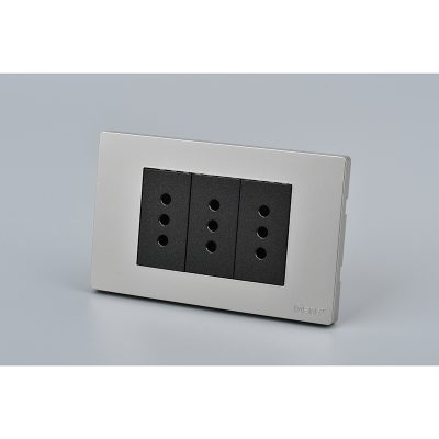 TOMACORRIENTE TRIPLE MET 10A G+N 10PC